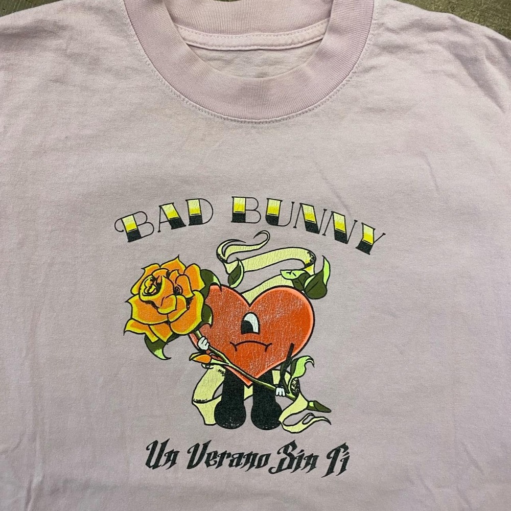 Bad Bunny Un Verano Sin Ti 2002 World's Hottest Tour Music T-Shirt Pink S - Picture 3 of 7